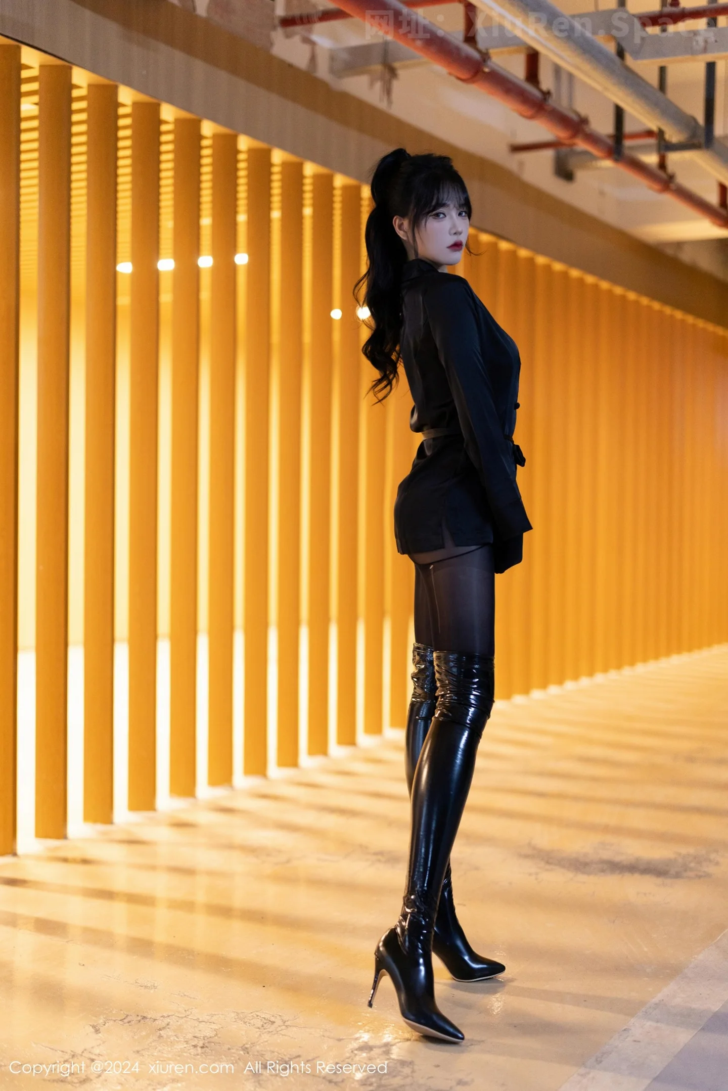 图片[2]-[XiuRen秀人网] VOL.9275 模特娜比黑色外套配黑长靴露超薄连体黑丝秀凹凸身材诱惑写真90P-秀人网官方网站